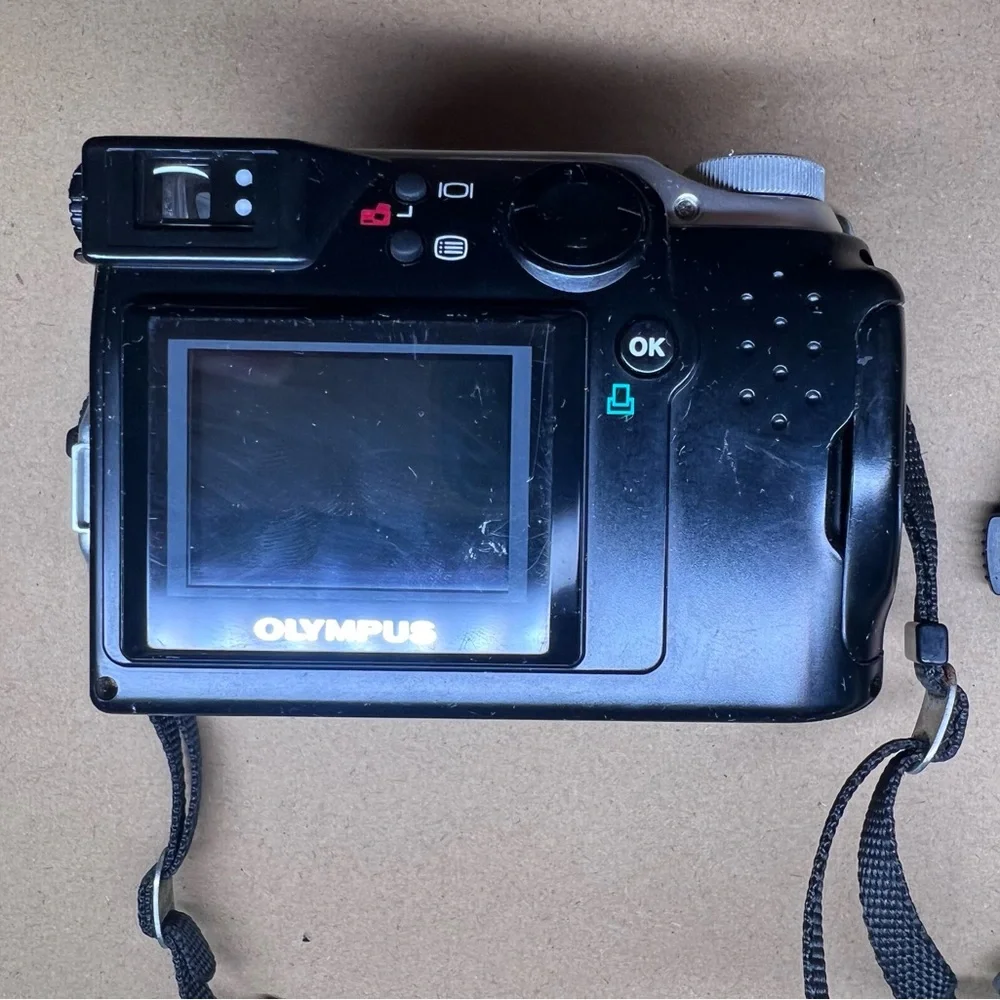 Vintage Olympus Camedia C-2000 Z Digital Camera 2.1MP Tested Works Strap 3x Zoom